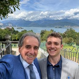 Nació en una familia vinculada al turismo en Uruguay, tiene 21 años y ahora busca construir su propio nombre en uno de los hoteles más importantes de París