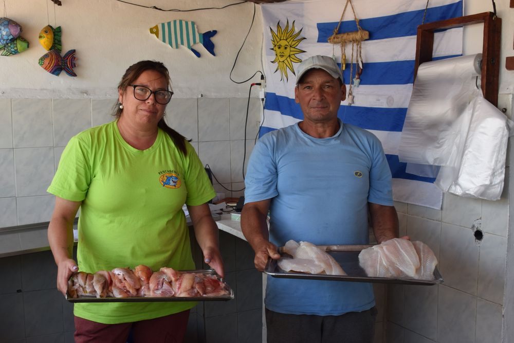 Pescador artesanal desde hace casi cuatro décadas: Federico Ceriani, en la foto junto a Natalia mostrando bandejas con filetes de corvina y de brótola, en The Best Fisherman.
