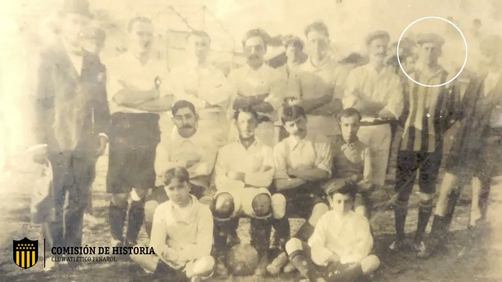En 1910, el equipo de empleados de la Estación Central, y un nombre que se repite: Guillermo Davies. A su lado, casaca a rayas, Anibal Z. Falco quien obsequió la foto a Peñarol, en recuerdo de viejos buenos tiempos