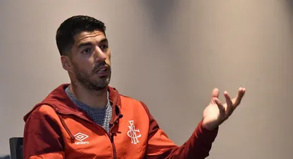 Luis Suárez en el mano a mano con Referí