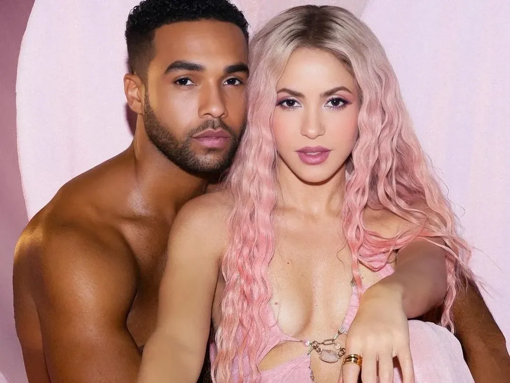 Lucien Laviscount y Shakira en la promoción de Puntería