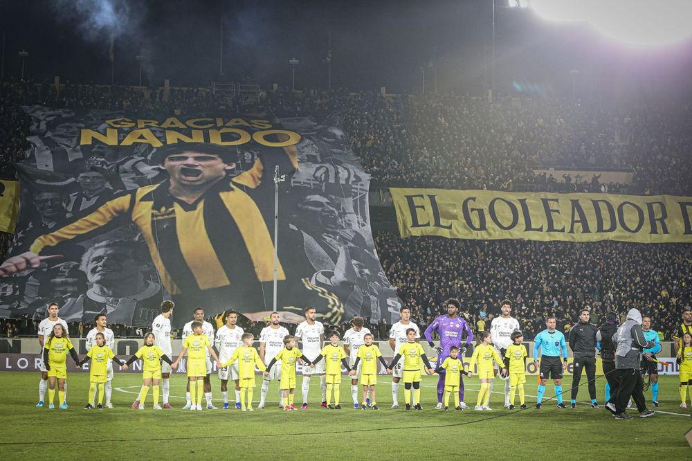 El homenaje a Fernando Morena en el Campeón del Siglo en la previa del partido Peñarol vs Corinthians