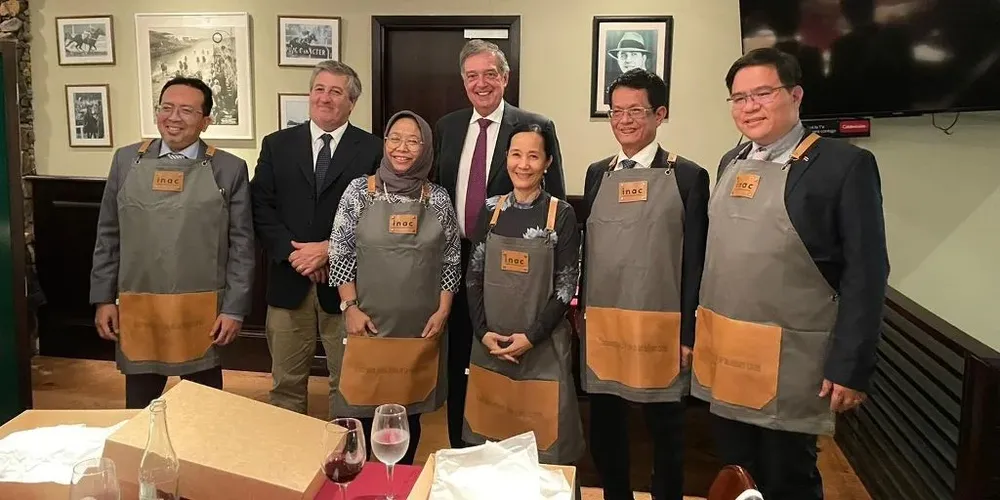 Conrado Ferber, Fernando Mattos y los representantes de los cinco países asiáticos.