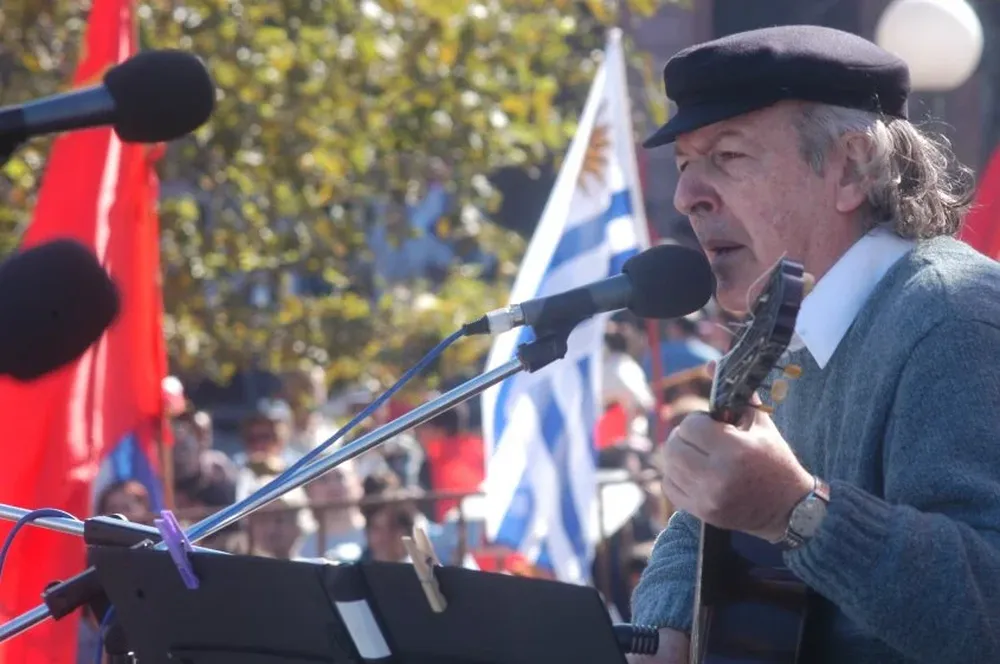 Cantando en un acto del Día de los Trabajadores, en 2005