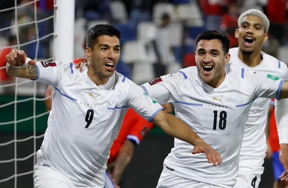 Suárez celebra su golazo junto a Maxi Gómez