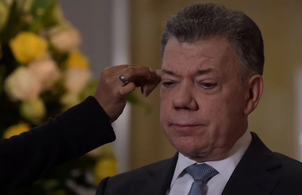 Colombian President Juan Manuel Santos gets ready for an interview with AFP at Narino Presidential Palace in Bogota, on July 30, 2018. Outgoing president Jose Manuel Santos is to hand power to Ivan Duque on August 7. / AFP / Raul ARBOLEDA