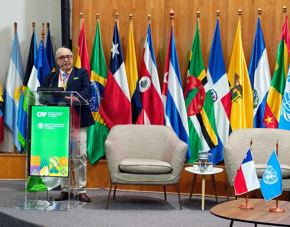 Fratti, durante su oratoria en el foro en Chile.