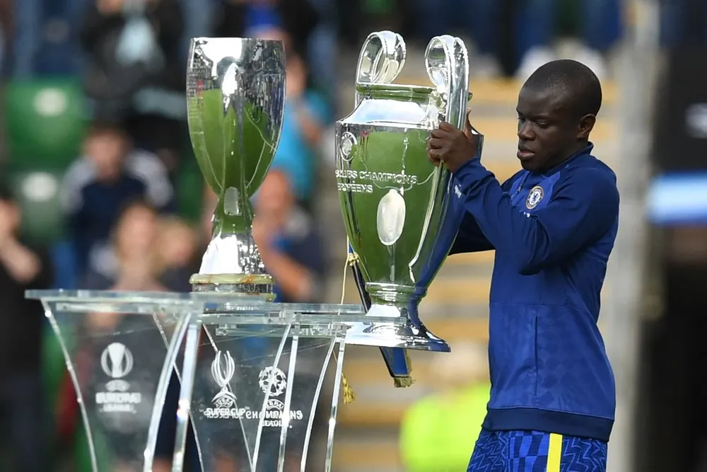 N'Golo Kante puso la Orejona sobre el acrílico N'Golo Kante puso la Orejona sobre el acrílico