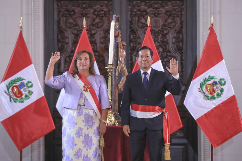 Dina Boluarte reconfiguró su gabinete y posa junto al nuevo primer ministro Eduardo Arana Ysa. Perú crece pese a la inestabilidad política.&nbsp; &nbsp;