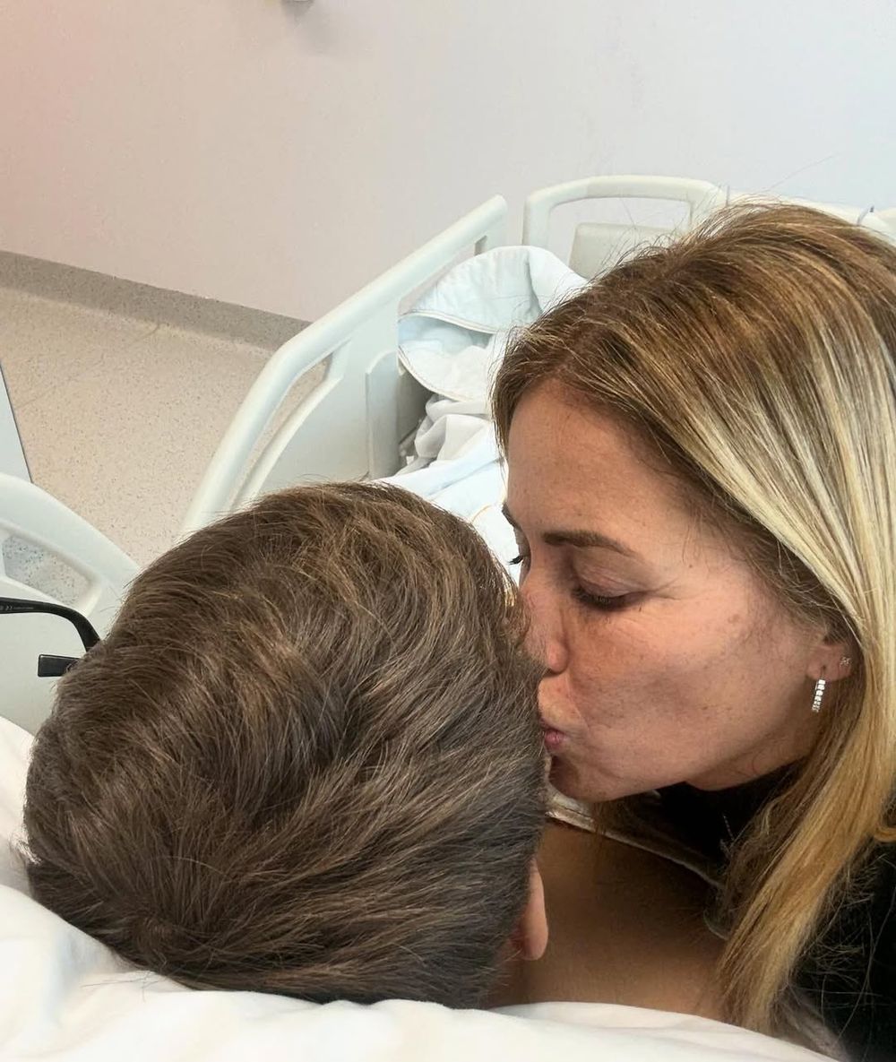 Lorena Perrone llegó a Las Palmas y fue directo a saludar a su hijo Jeremía Recoba, quien fue operado de su rodilla derecha