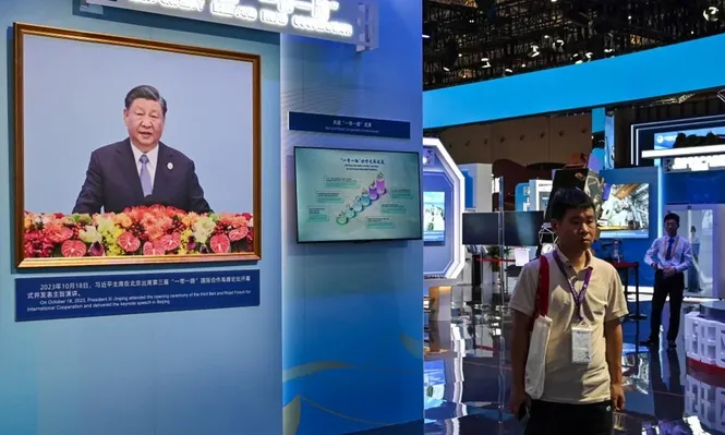 Una pantalla muestra a Xi Jinping durante la sexta conferencia de exportación e importación llevada a cabo en Shanghai