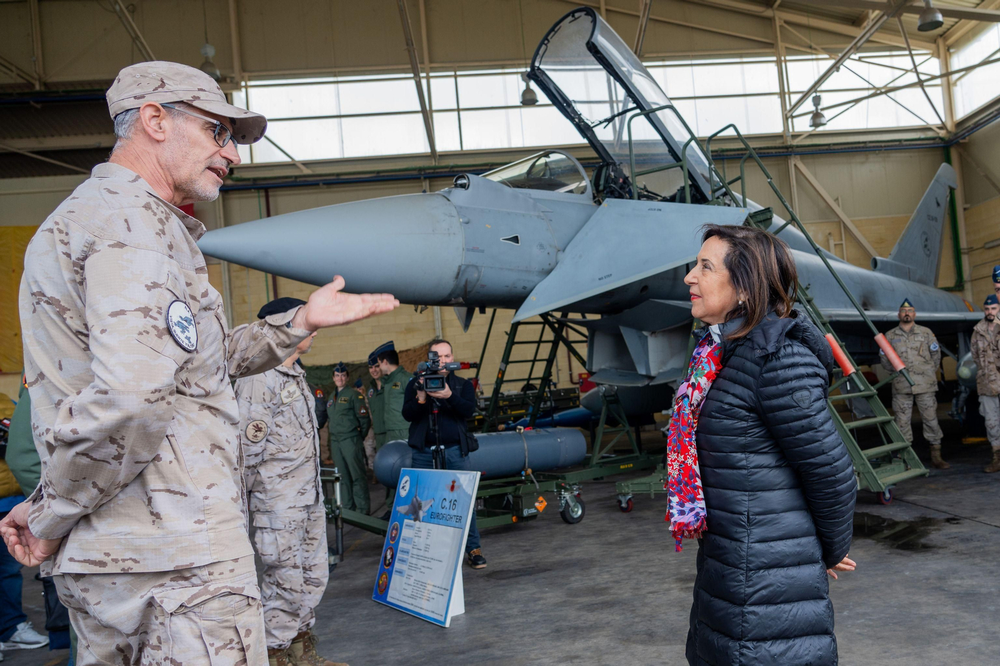 La ministra de Defensa, Margarita Robles, dialoga con un integrante del Ejército del AIre.