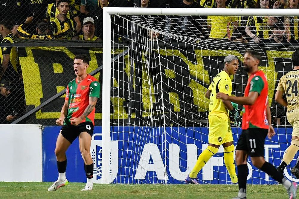 Alexander González celebra el empate 2-2 en Boston River vs Peñarol por la Copa de la Liga Alexander González celebra el empate 2-2 en Boston River vs Peñarol por la Copa de la Liga