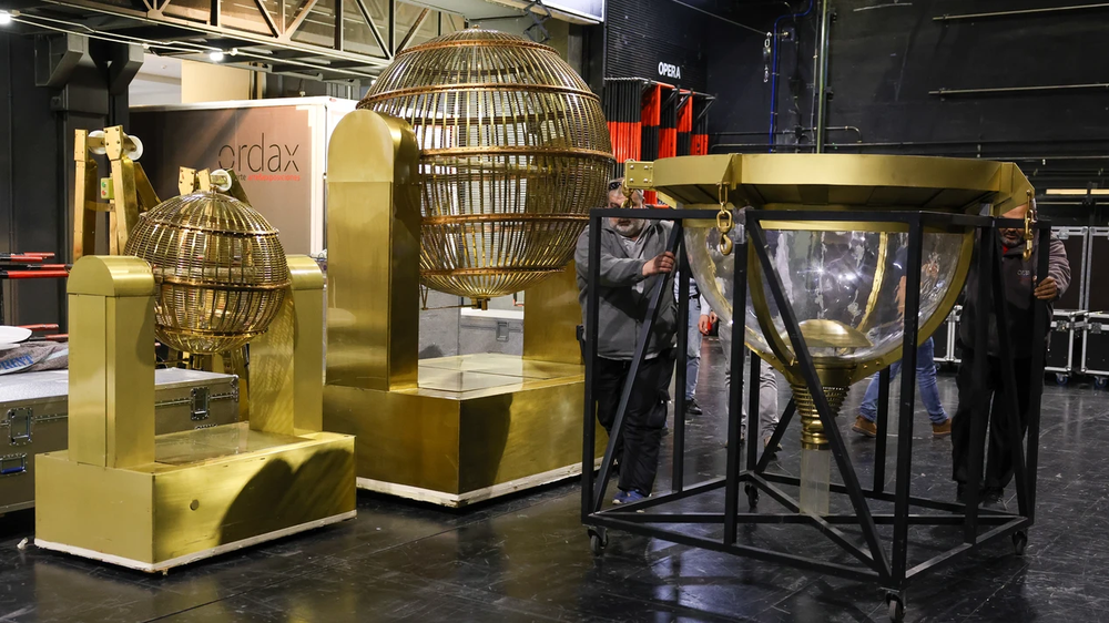 Los bombos y el resto de elementos llegan al Teatro Real de Madrid para el Sorteo Extraordinario de Navidad del próximo 22 de diciembre