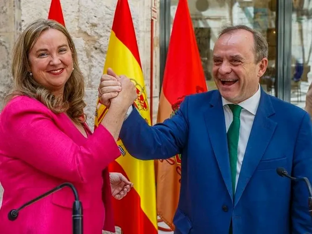La candidata del PP por Burgos Cristina Ayala, y el de Vox, Fernando Martínez-Acitores