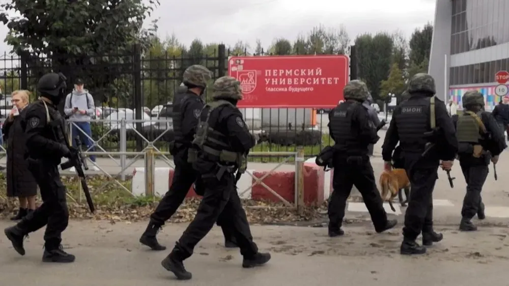 Efectivos de la Guardia Nacional de Rusia entraron en el campus de la Universidad de Perm y lograron detener al atacante.