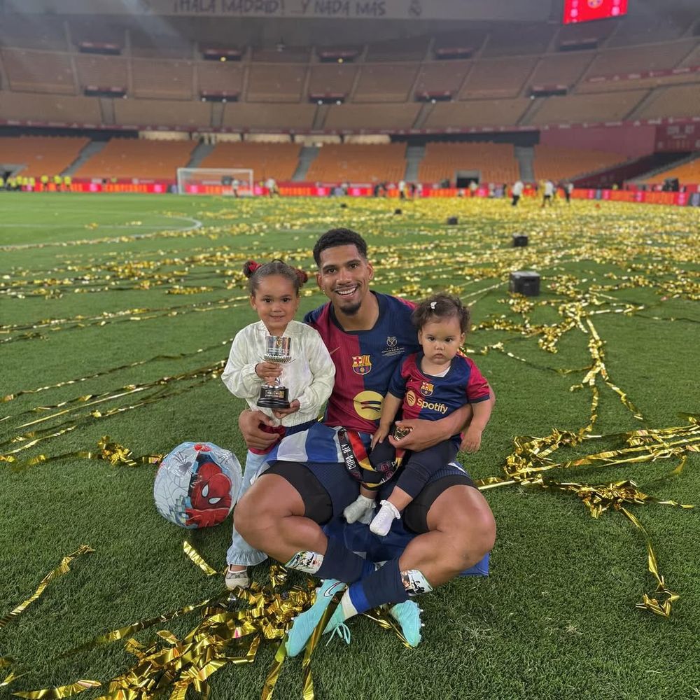 Ronald Araujo y su tierno festejo familiar tras recibir la Copa del Rey Ronald Araujo y su tierno festejo familiar tras recibir la Copa del Rey