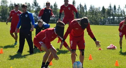 López y De los Santos observan el trabajo; todos se divierten