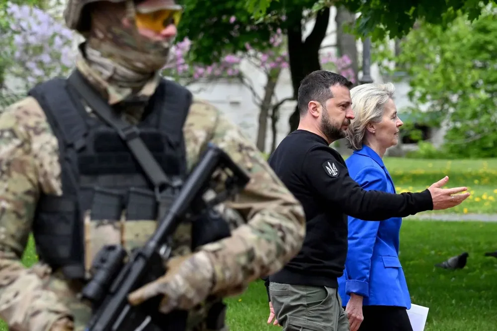 El presidente de Ucrania, Volodymyr Zelensky (centro), y la presidenta de la Comisión Europea, Ursula von der Leyen (derecha), caminan después de sus conversaciones en Kiev.