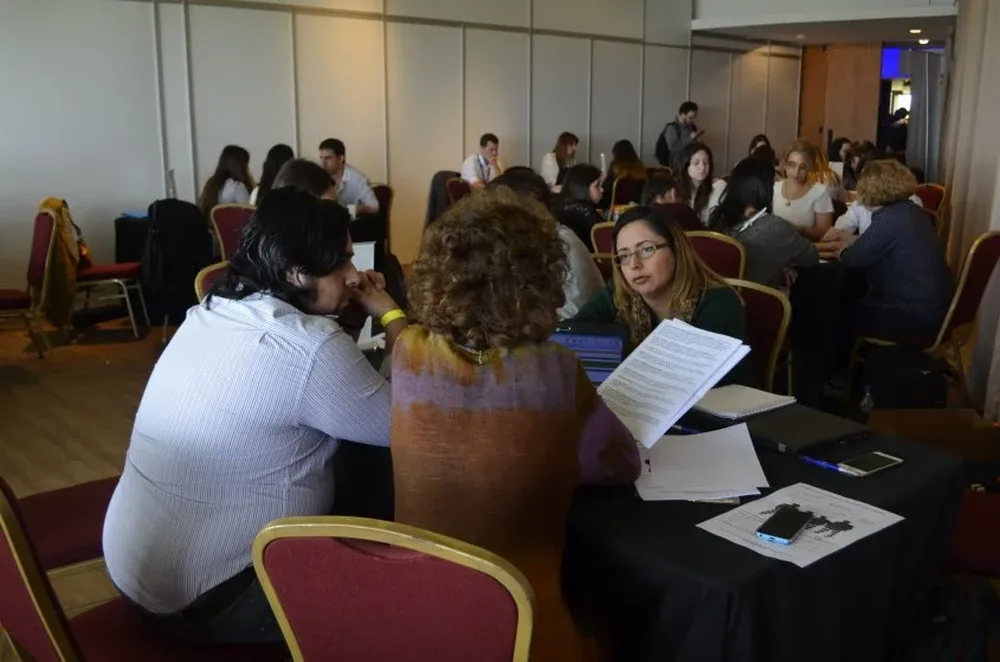 Durante la tarde del sábado, cientos de personas pasaron por el área de CV Checking