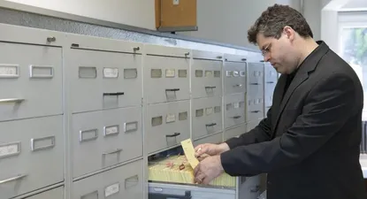 Jens Rommel, jefe de la Oficina Central de las Autoridades Judiciales de los Estados Federales para la Investigación de Crímenes Nacionales Socialistas revisa las fichas en la sala de archivos de la institución