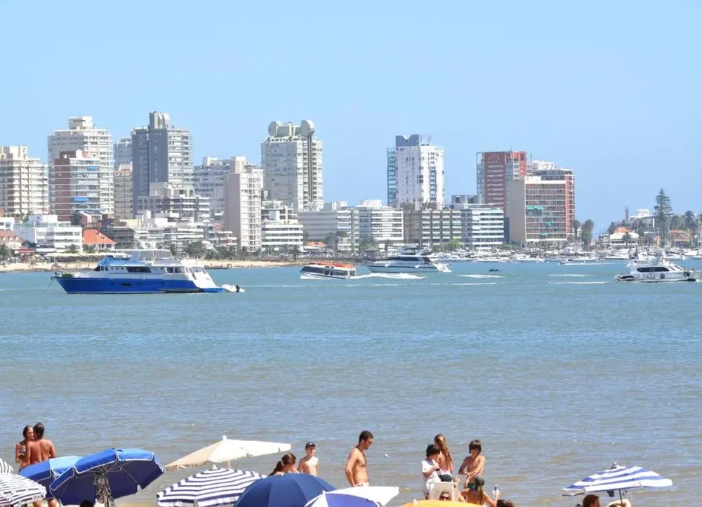 Los cruceros dominan el paisaje de la playa Mansa