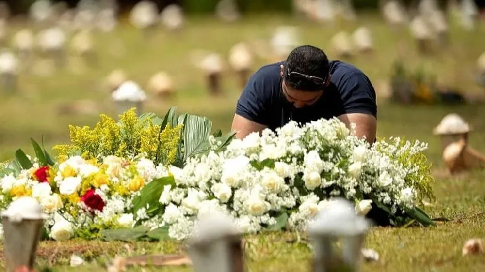 Foto de archivo. Un familiar de un fallecido por covid-19 en Brasilia