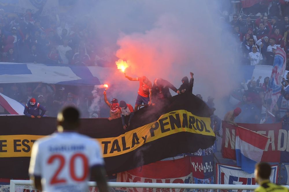 Bandera robada de Peñarol por hinchas de Nacional Bandera robada de Peñarol por hinchas de Nacional