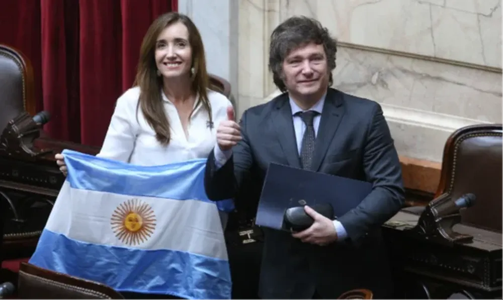 La Vicepresidenta Victoria Villarruel junto a Milei en el final de la Asamblea