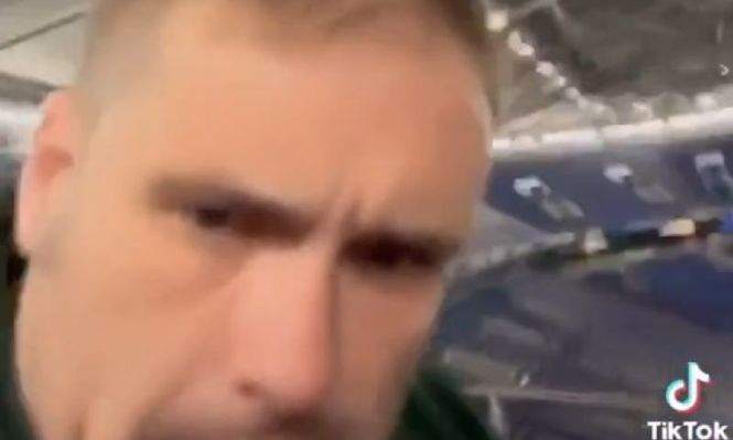 Un hincha inglés se quedó dormido tras el partido entre Inglaterra y Serbia por la Eurocopa