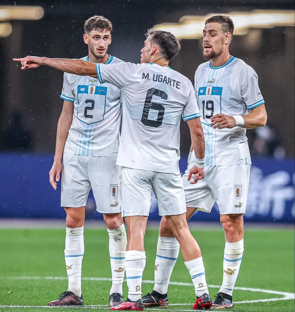 Santiago Bueno debutó con la selección uruguaya ante Japón; aquí dialoga con Sebastián Coates y con Manuel Ugarte