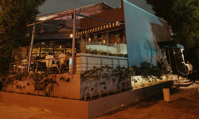 Un brindis frente al mar: el bar que se volvió el nuevo punto de encuentro en Montevideo
