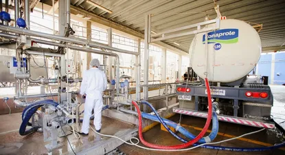Descarga de leche cruda en complejo industrial de Conaprole.