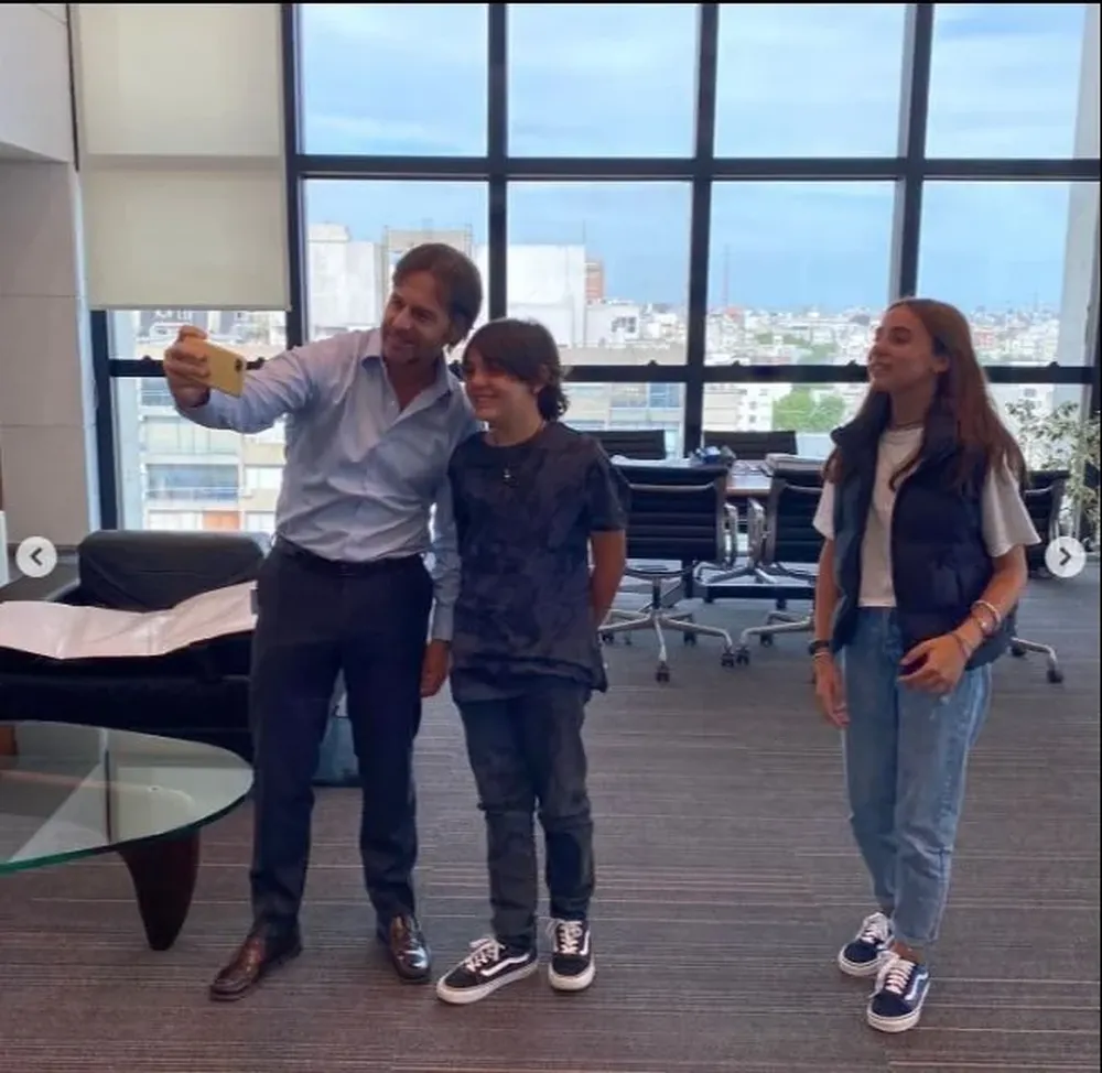 Lacalle Pou se sacó una selfie con quiénes le regalaron la tabla