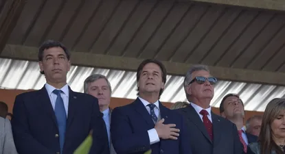 Gonzalo Valdés Requena, Luis Lacalle Pou y Fernando Mattos, en el palco de la Rural del Prado.