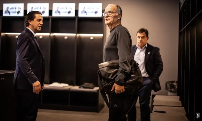 El presidente de la AUF Ignacio Alonso, el entrenador Marcelo Bielsa y el director de selecciones Jorge Giordano