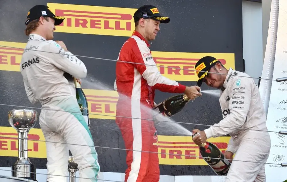 Lewis Hamilton celebra junto a Rosberg y Vettel