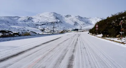 Una carretera nevada en la estación de esquí y montaña de Alto Campoo.