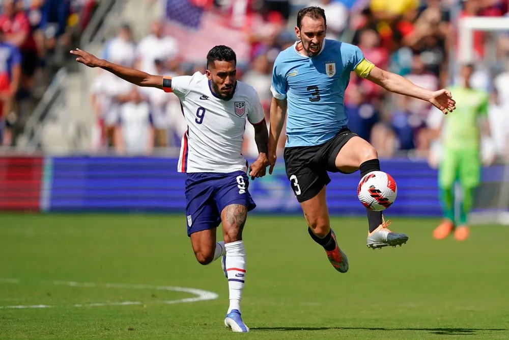 Diego Godín ante Estados Unidos; jugó el primer tiempo