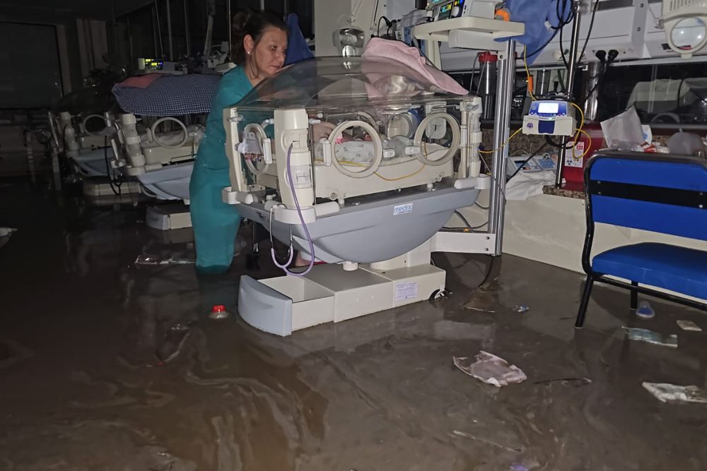 Médicos y enfermeras evacuaron a los bebés que se encontraban internados en el hospital.