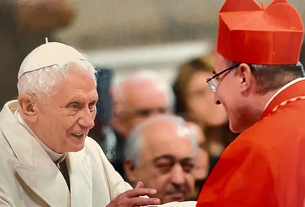 Benedicto XVI (izquierda) y Daniel Sturla (derecha)