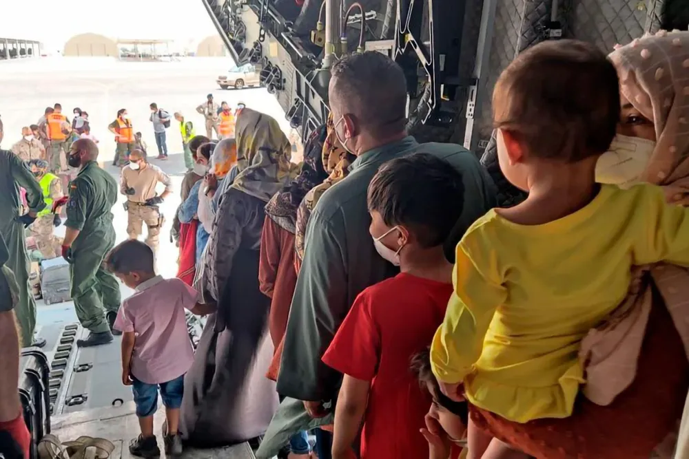 Talibanes prometieron de nuevo este martes a EEUU que permitirán evacuar a más afganos