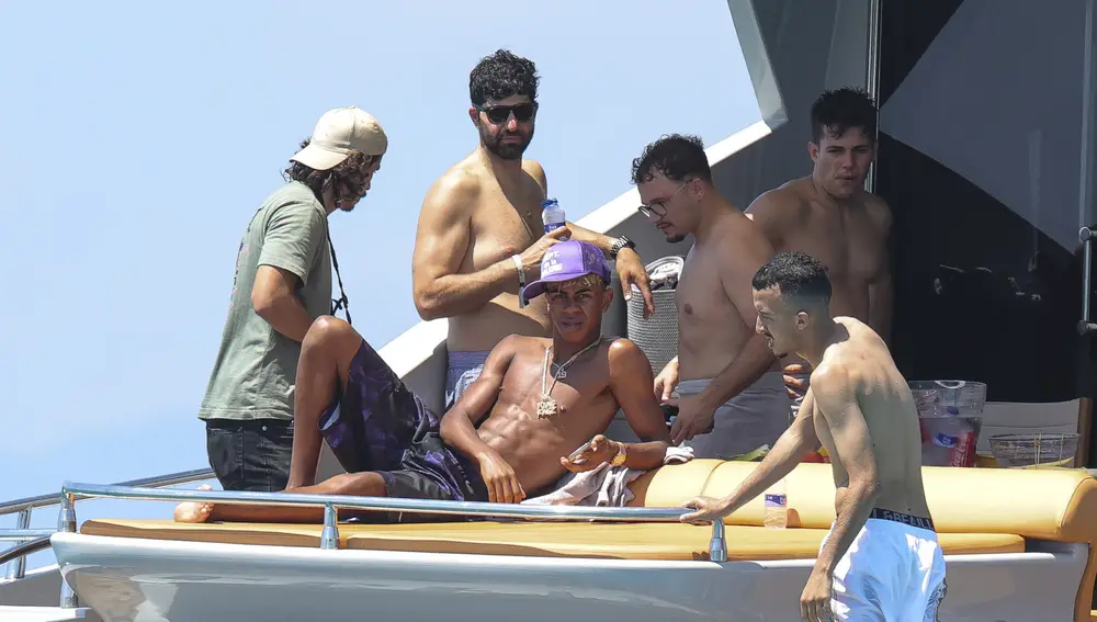 Lamine Yamal junto a un grupo de amigos en un yate en Ibiza.