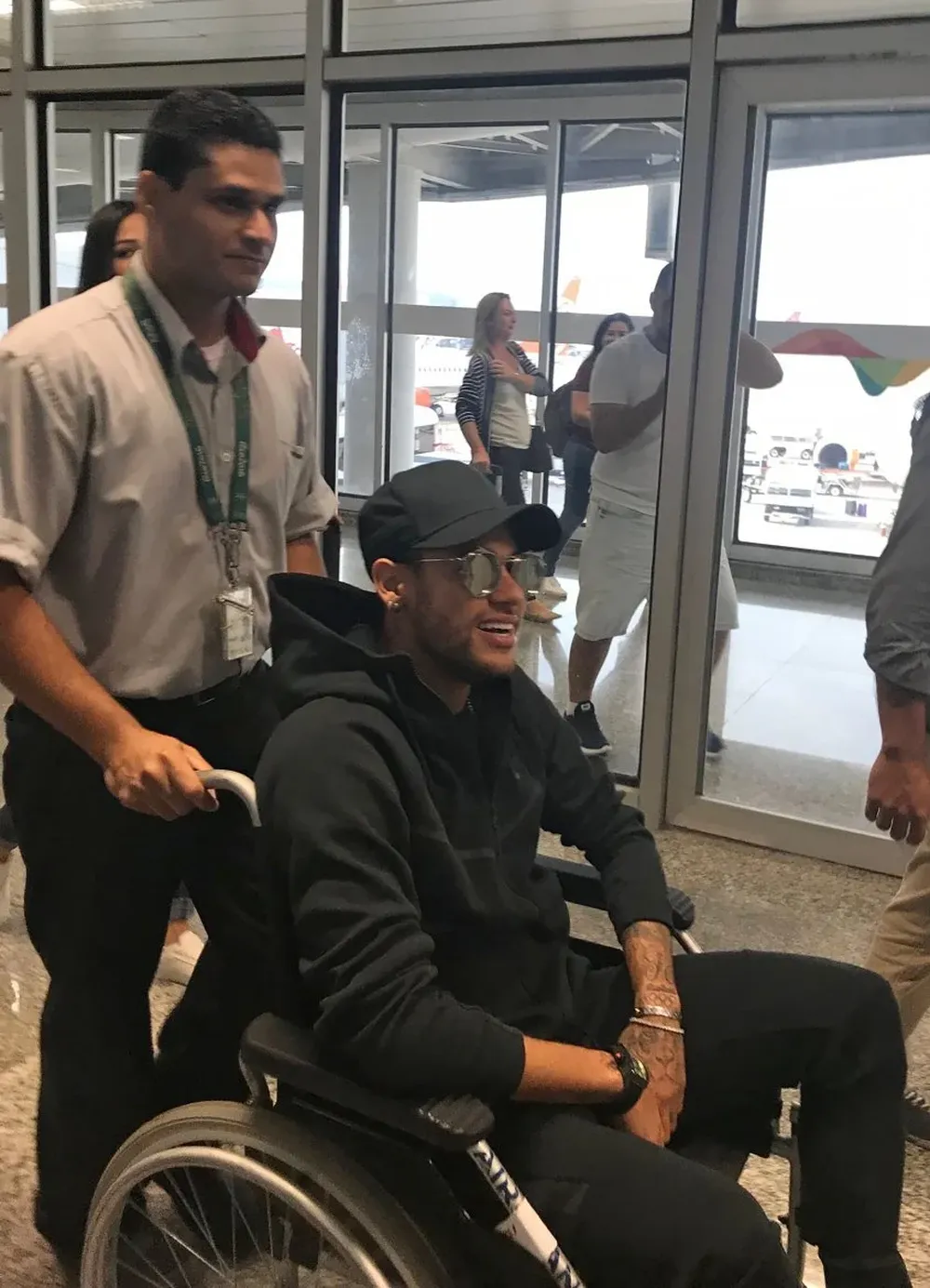 Neymar al llegar a Brasil para su operación