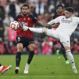 Federico Valverde de Real Madrid ante Omar Mascarell de Mallorca