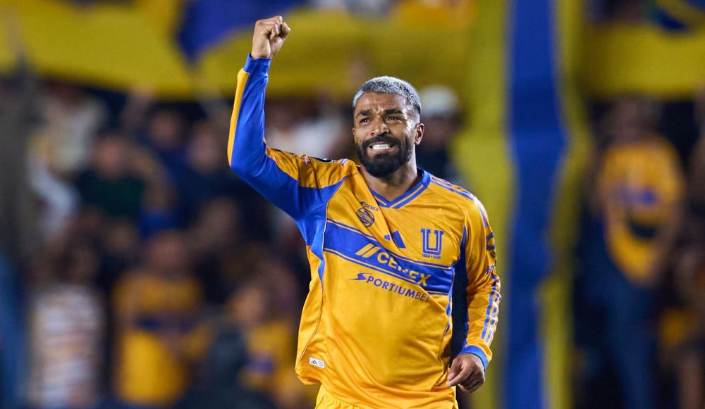 Rodrigo Aguirre celebrando su primer gol con la camiseta de Tigres de México