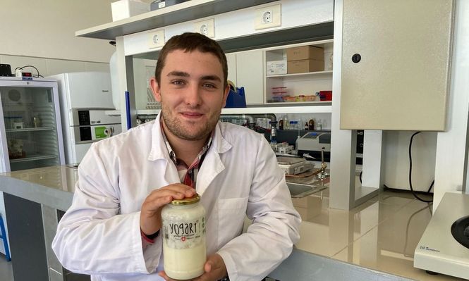 Gian en uno de los laboratorios de UTEC donde hizo las pruebas para producir Yogärt.