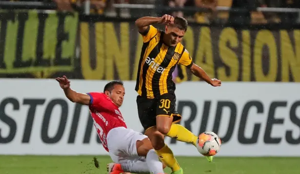 Luis Acevedo ante Wilstermann aquella noche; el delantero ya no está en el plantel aurinegro