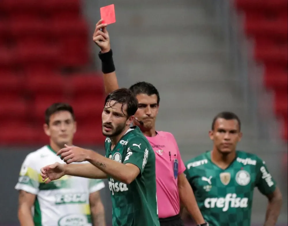 Leodán González expulsó a Matías Viña