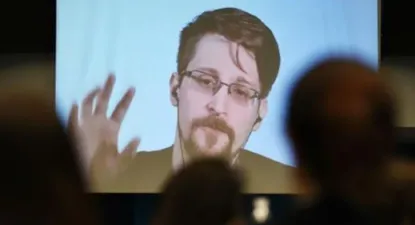 Con 39 años, Snowden vive de conferencias y consultorías privadas y reside en Moscú con su esposa estadounidense y sus dos hijos, nacidos en Rusia.